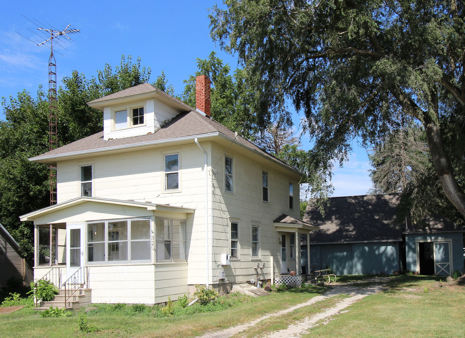320 E Railroad Property Photo 1