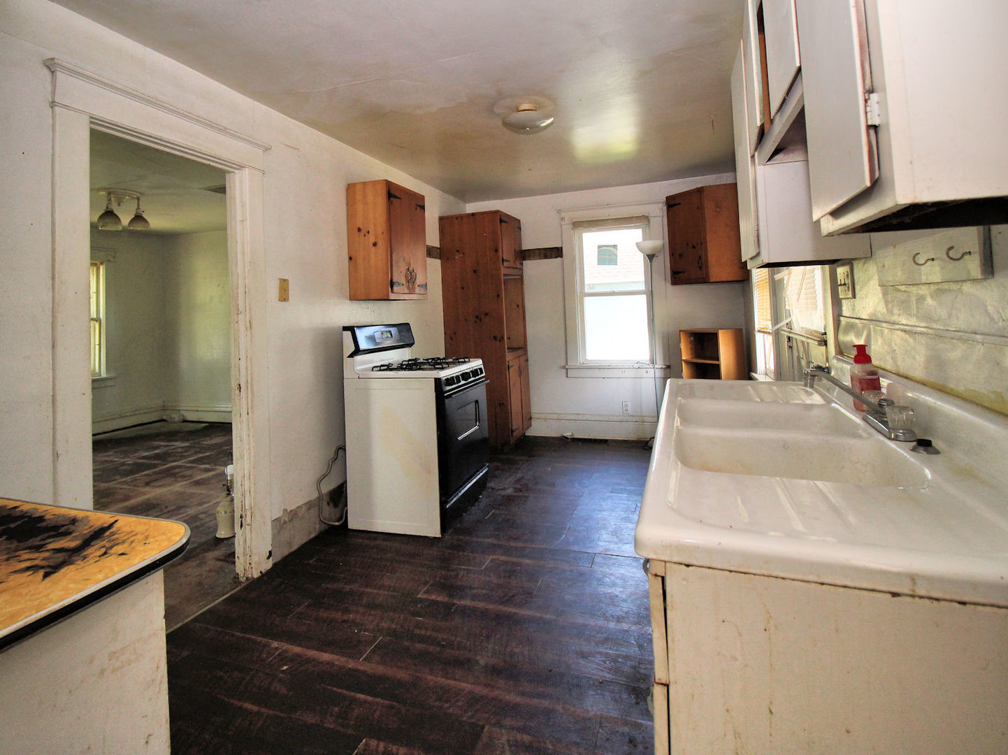 320 E Railroad Property Photo 4