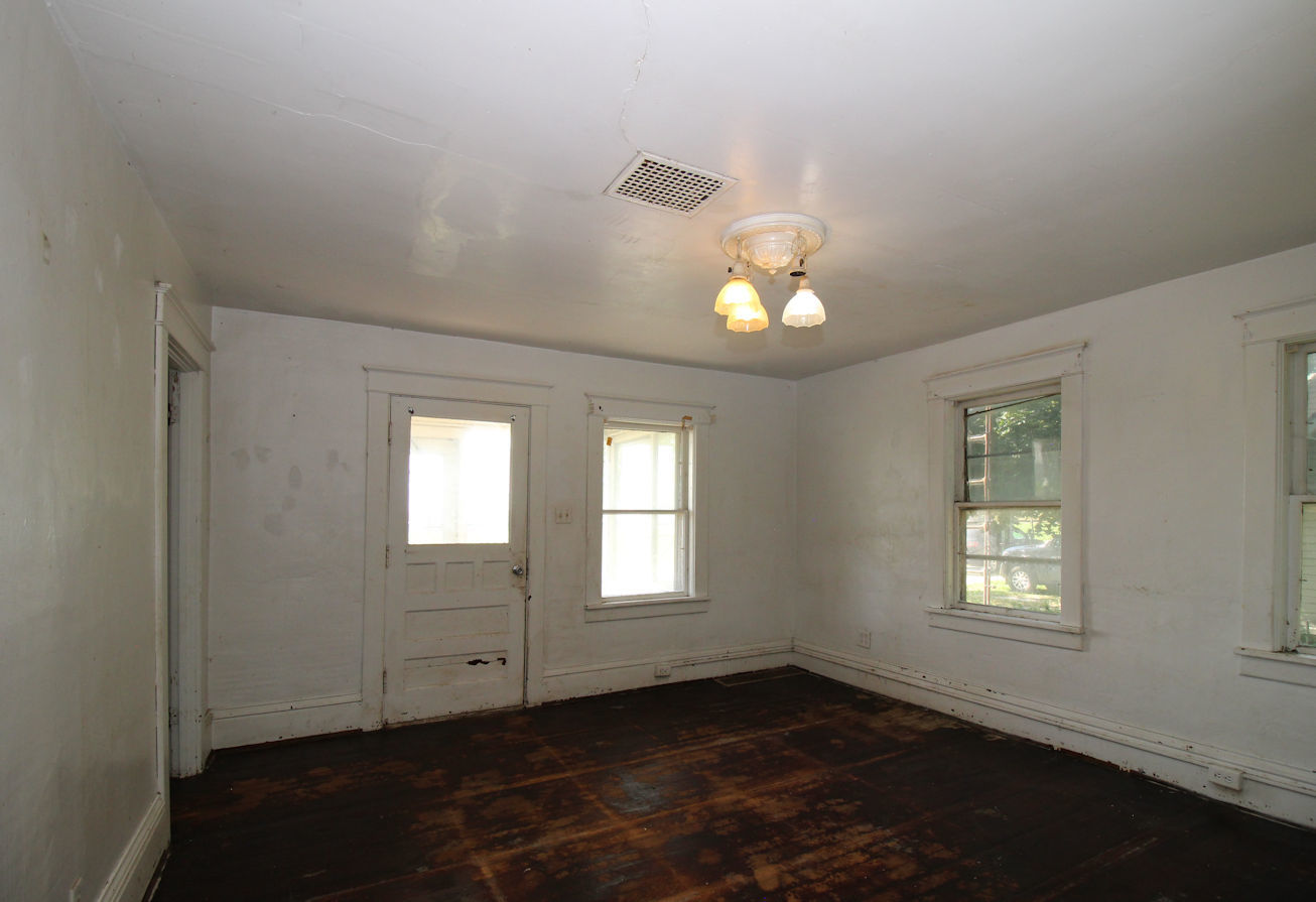320 E Railroad Property Photo 6