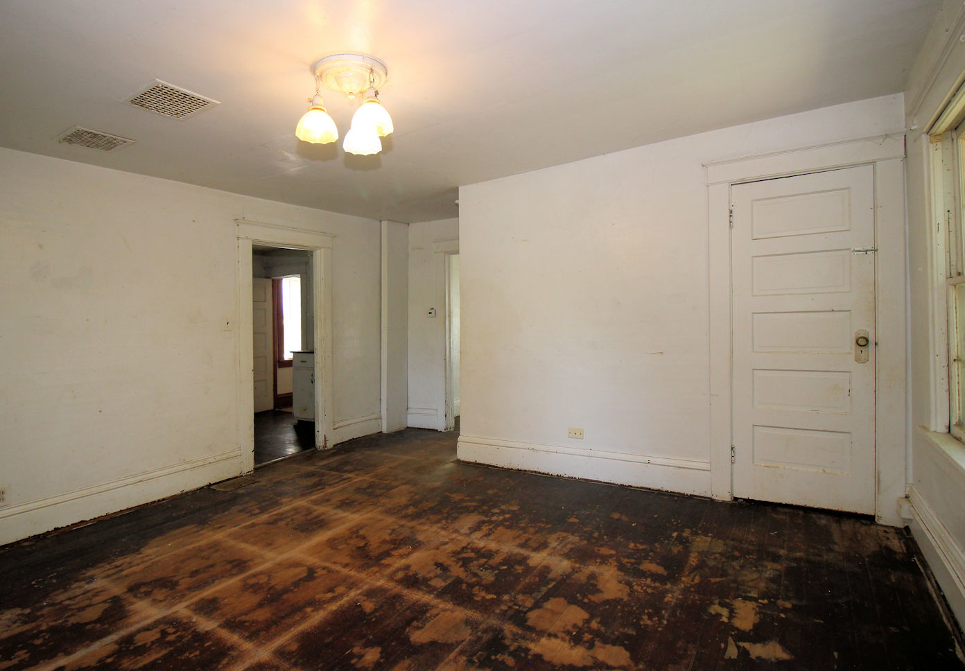 320 E Railroad Property Photo 7