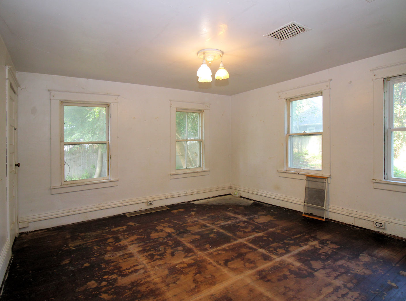320 E Railroad Property Photo 8