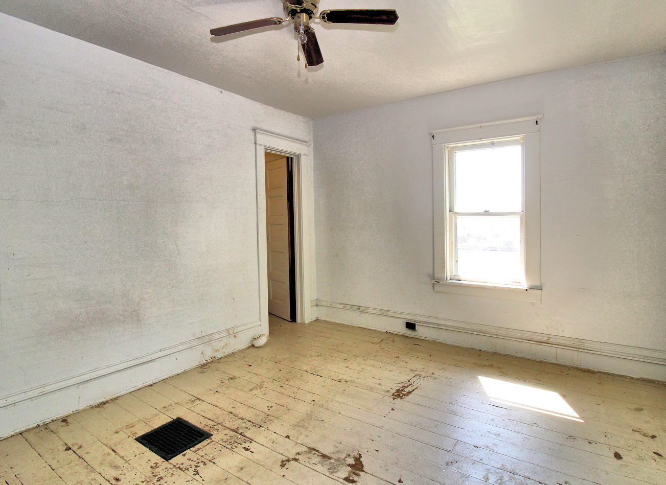 320 E Railroad Property Photo 13
