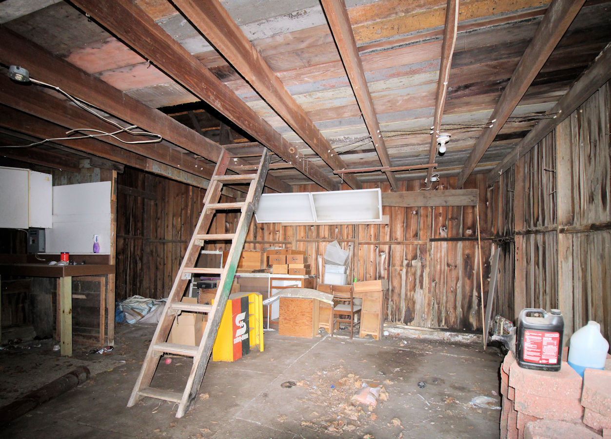 320 E Railroad Property Photo 25