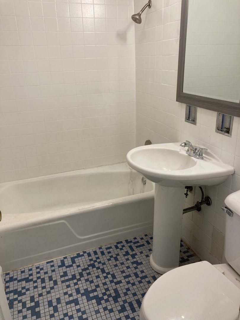 2420 W Berwyn Avenue 304 Property Photo 9