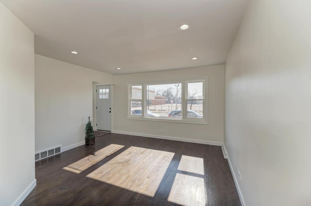 6218 W Foster Avenue Property Photo 4