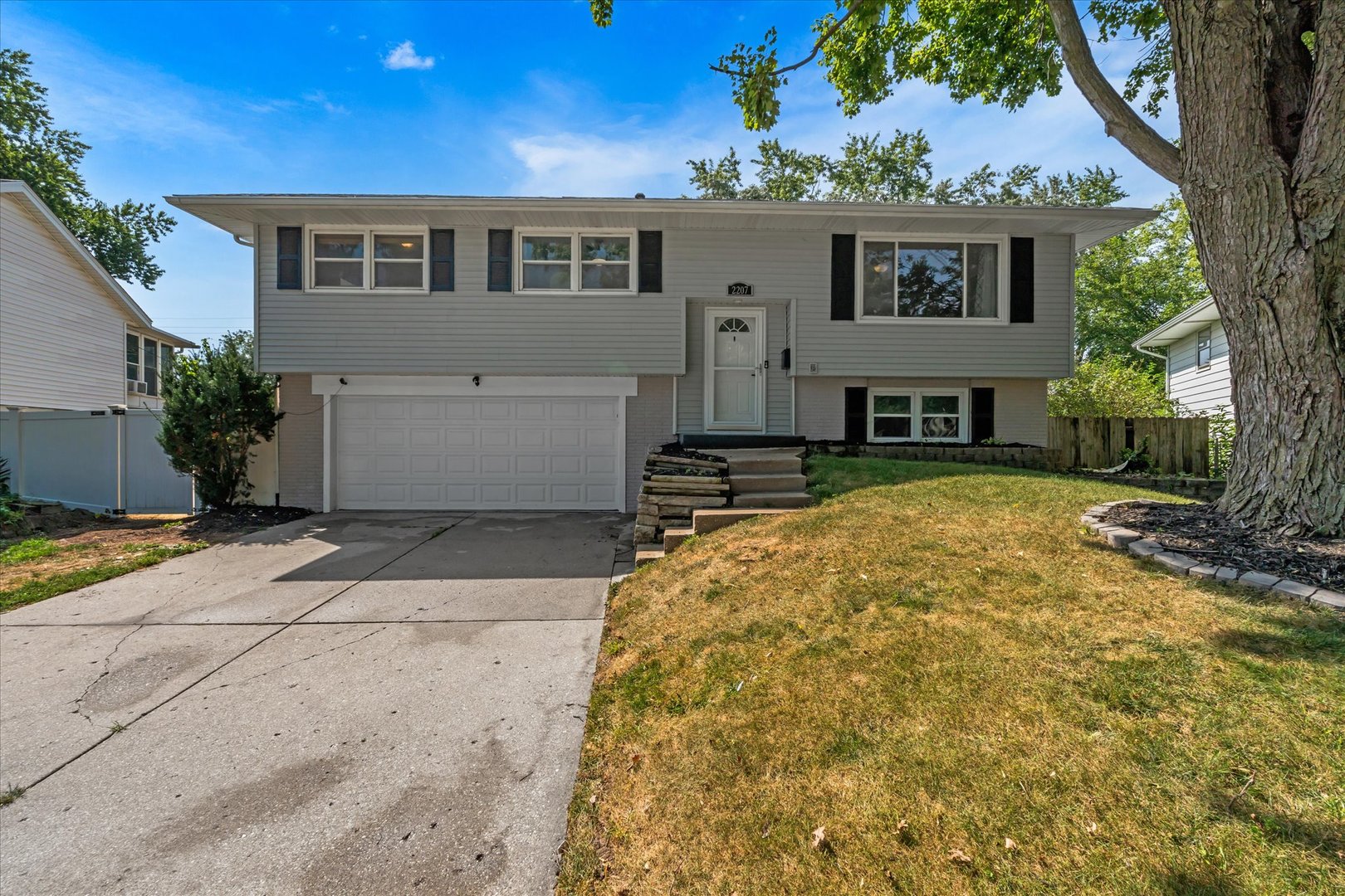 2207 Waveland Drive Property Photo 1