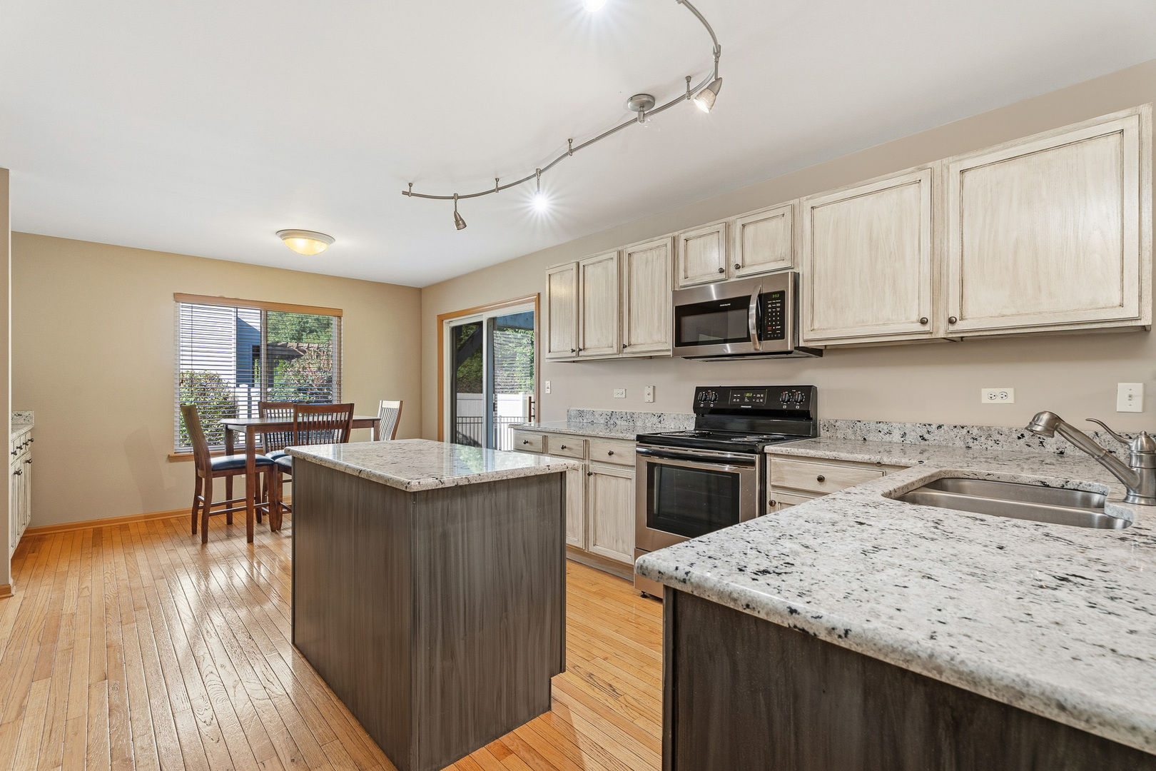 16427 S Canterbury Way Property Photo 3