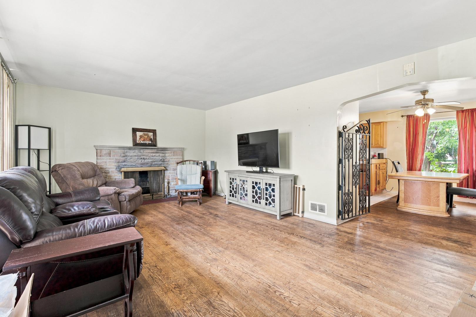 2700 Sarah Street Property Photo 6