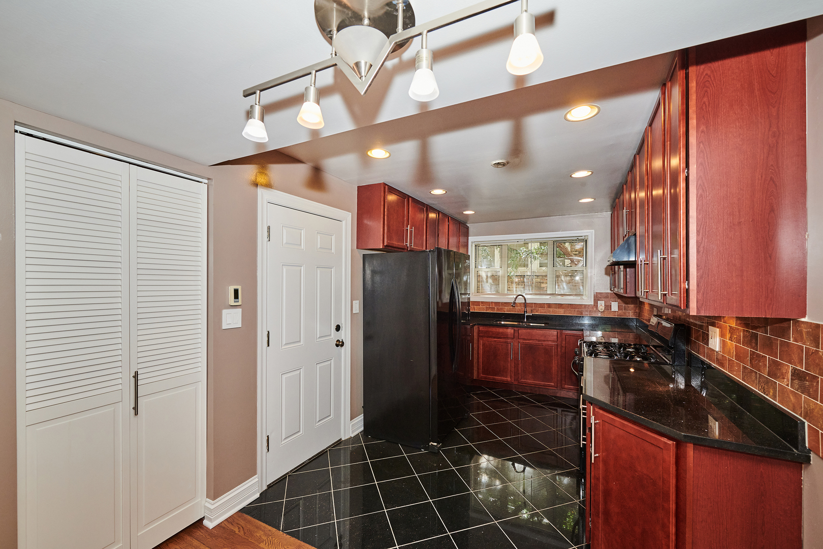 2205 W Highland Avenue 1n Property Photo 8