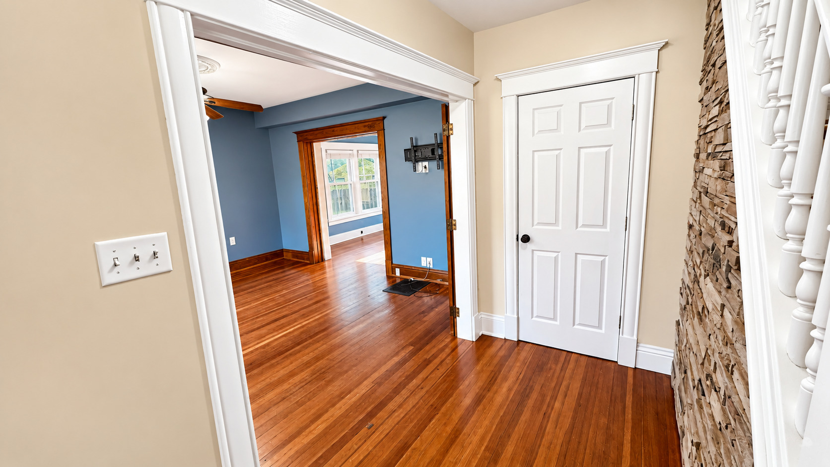 213 S Swift Street Property Photo 8