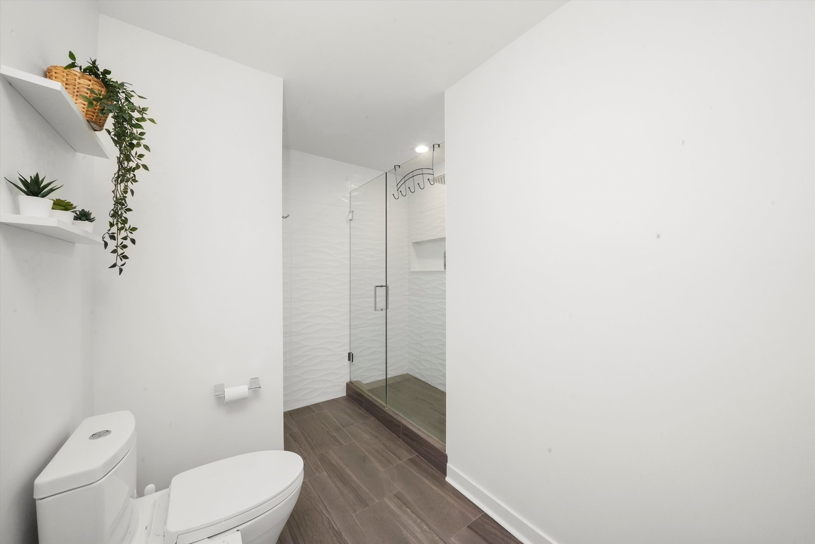 653 N Kingsbury Street 1207 Property Photo 24