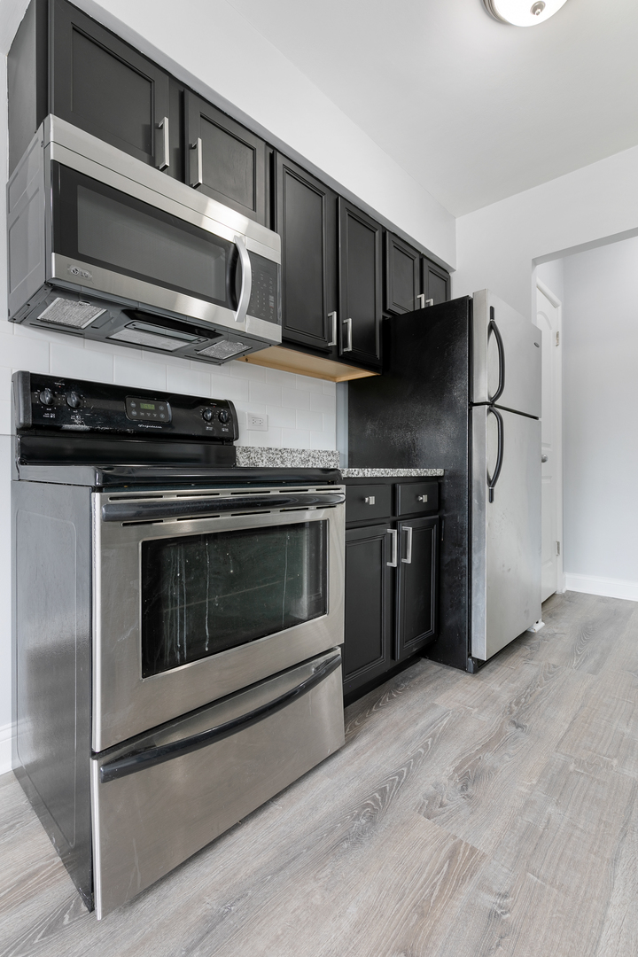 6826 N Ridge Boulevard 204 Property Photo 5