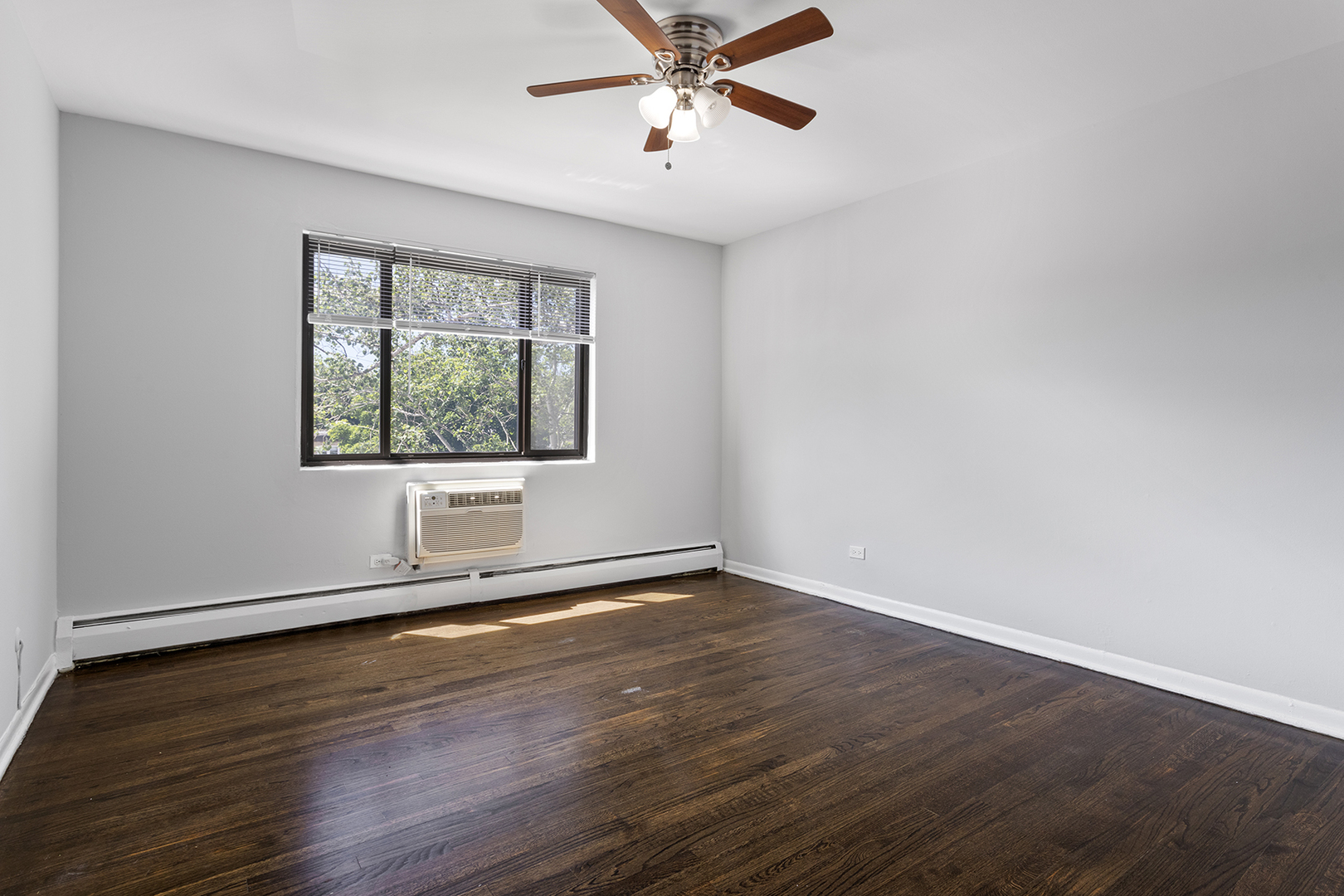 6826 N Ridge Boulevard 301 Property Photo 7