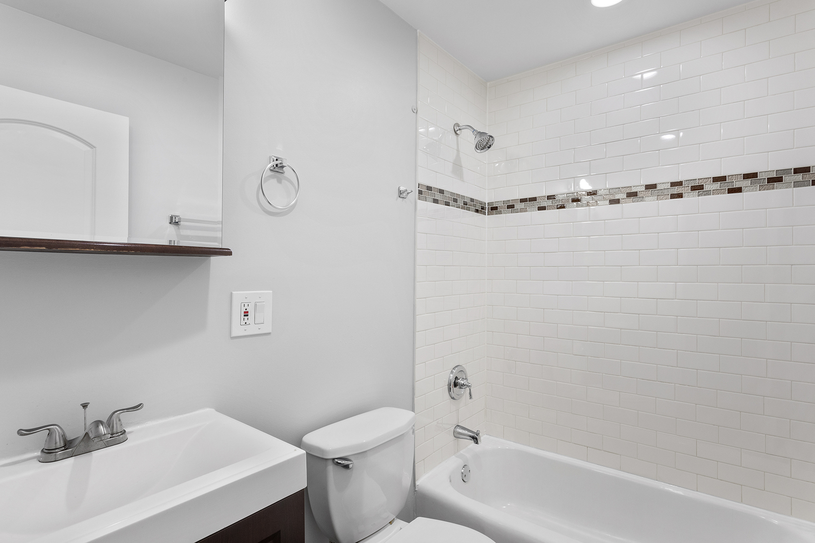6826 N Ridge Boulevard 301 Property Photo 12