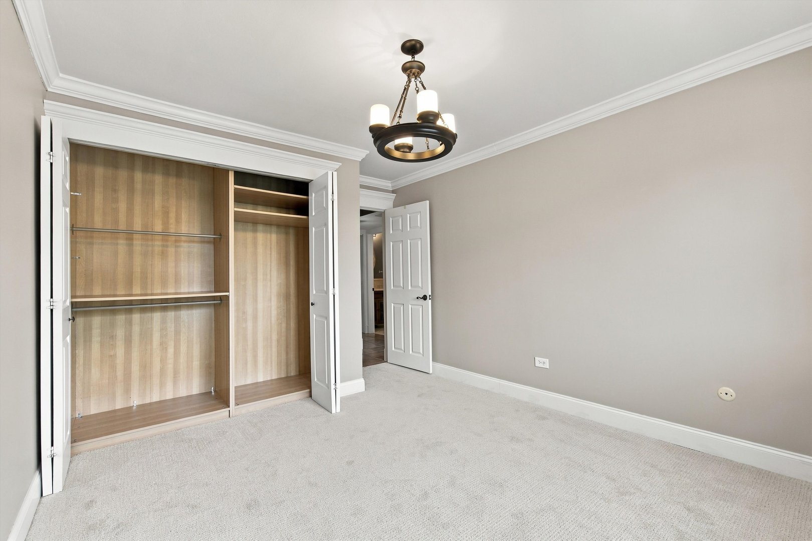 1627 N Windsor Drive 305 Property Photo 8