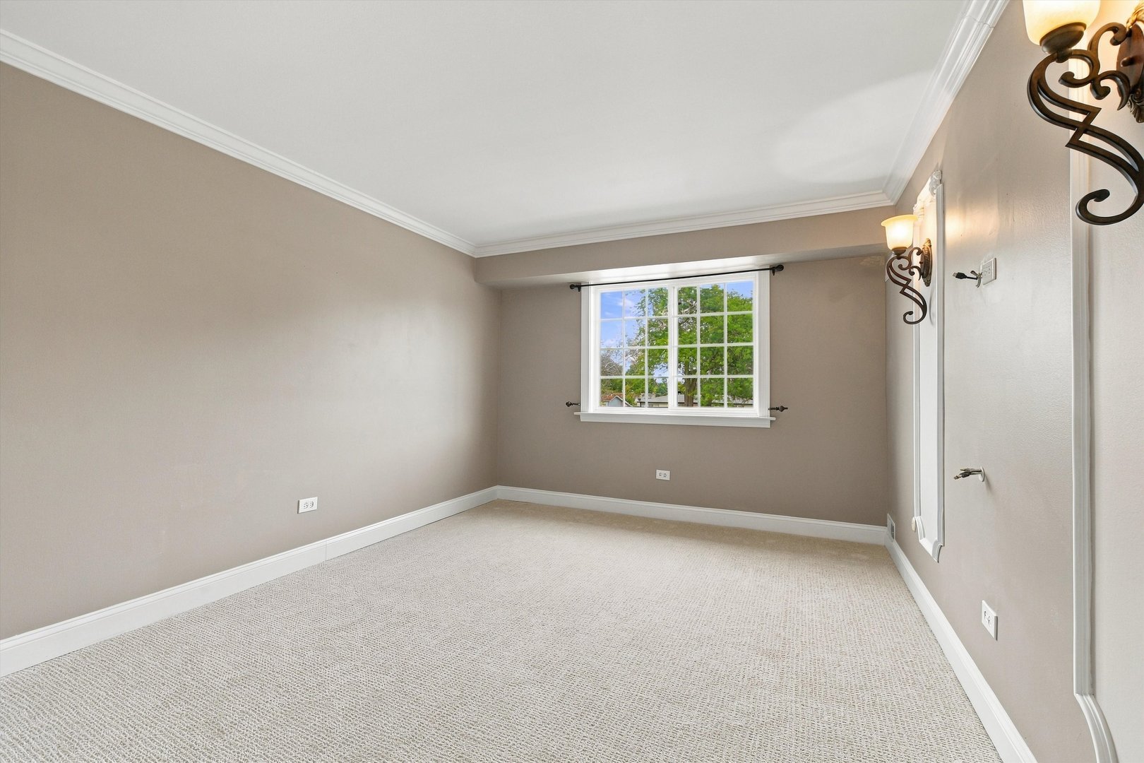 1627 N Windsor Drive 305 Property Photo 11
