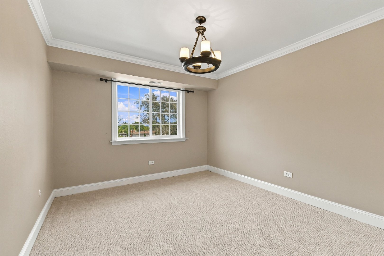 1627 N Windsor Drive 305 Property Photo 12