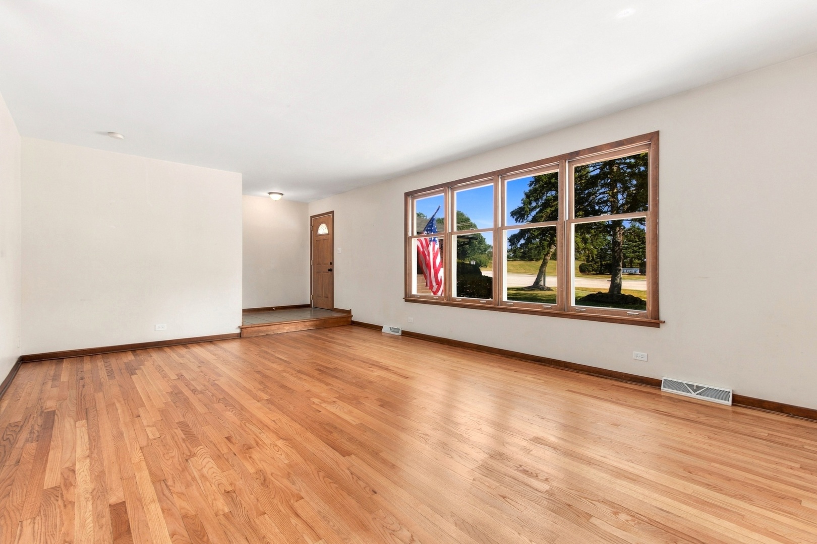 640 N Locust Street Property Photo 4