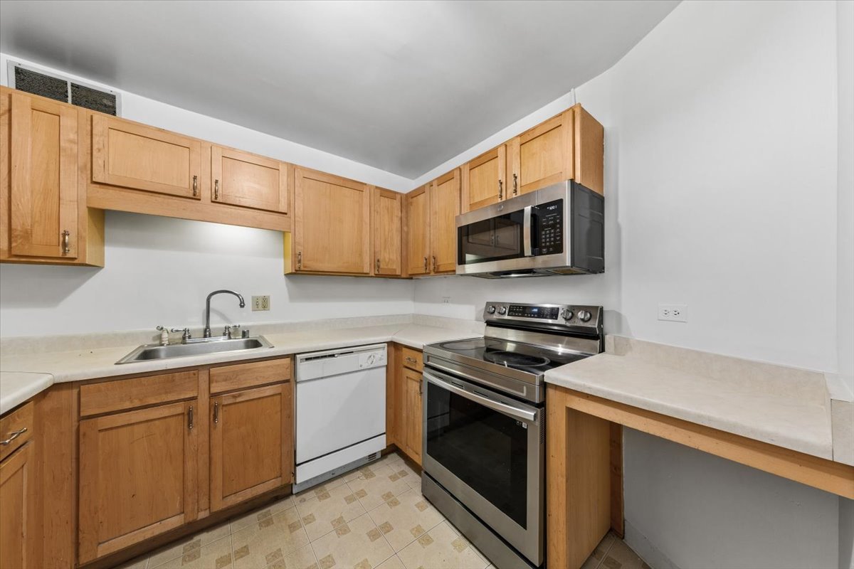 211 E Ohio Street 2216 Property Photo 8
