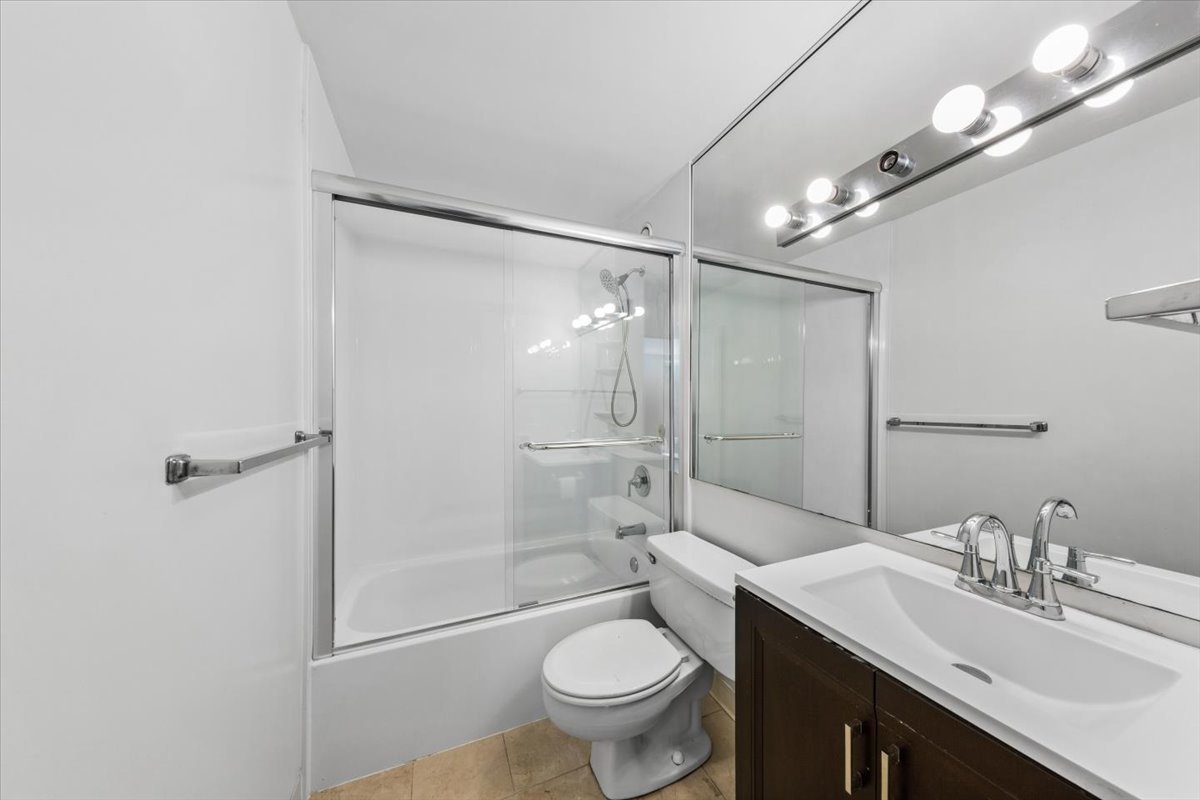 211 E Ohio Street 2216 Property Photo 9