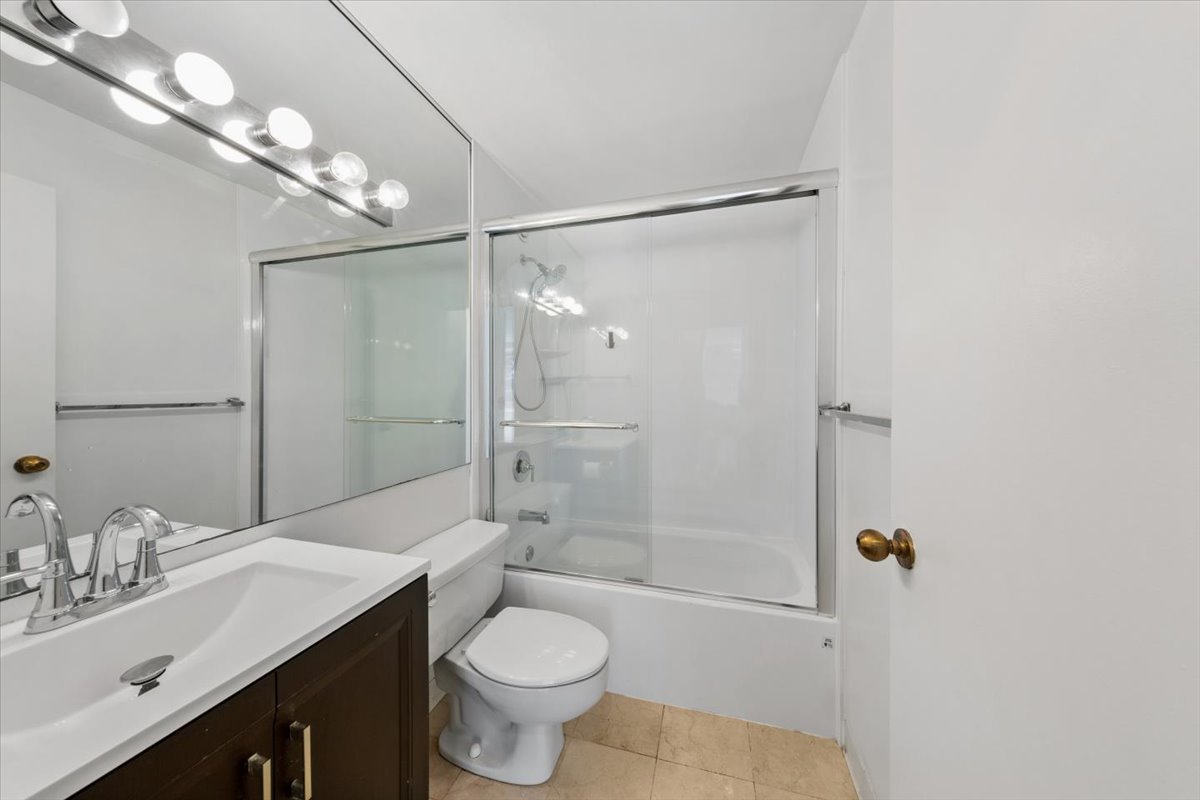 211 E Ohio Street 2216 Property Photo 10