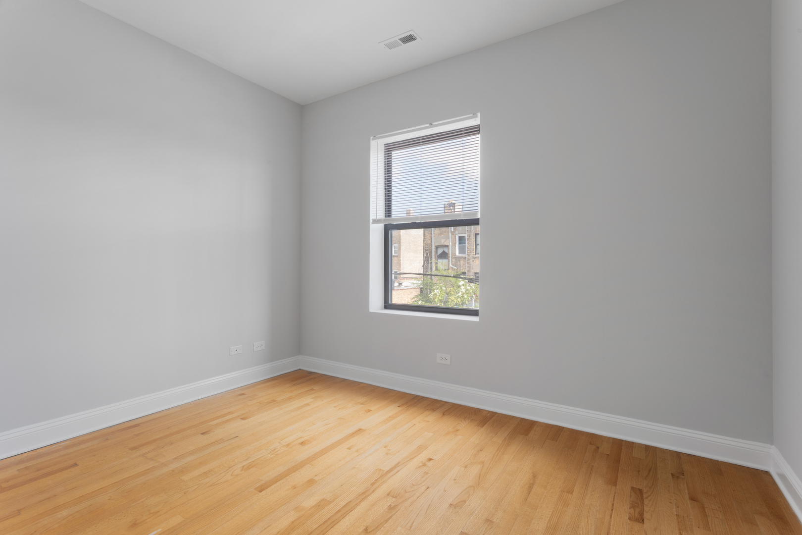 7526 N Seeley Avenue 302 Property Photo 8