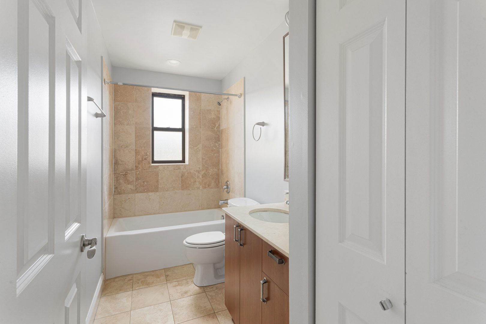 7526 N Seeley Avenue 302 Property Photo 11