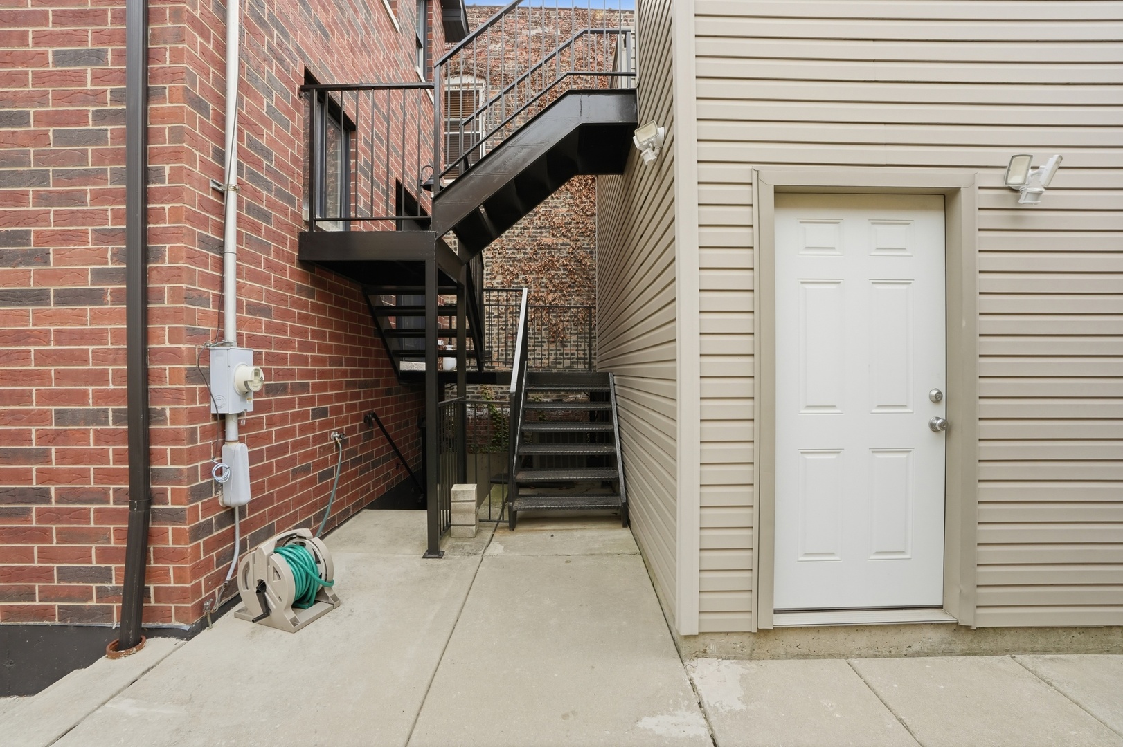 345 W 29th Place Property Photo 6