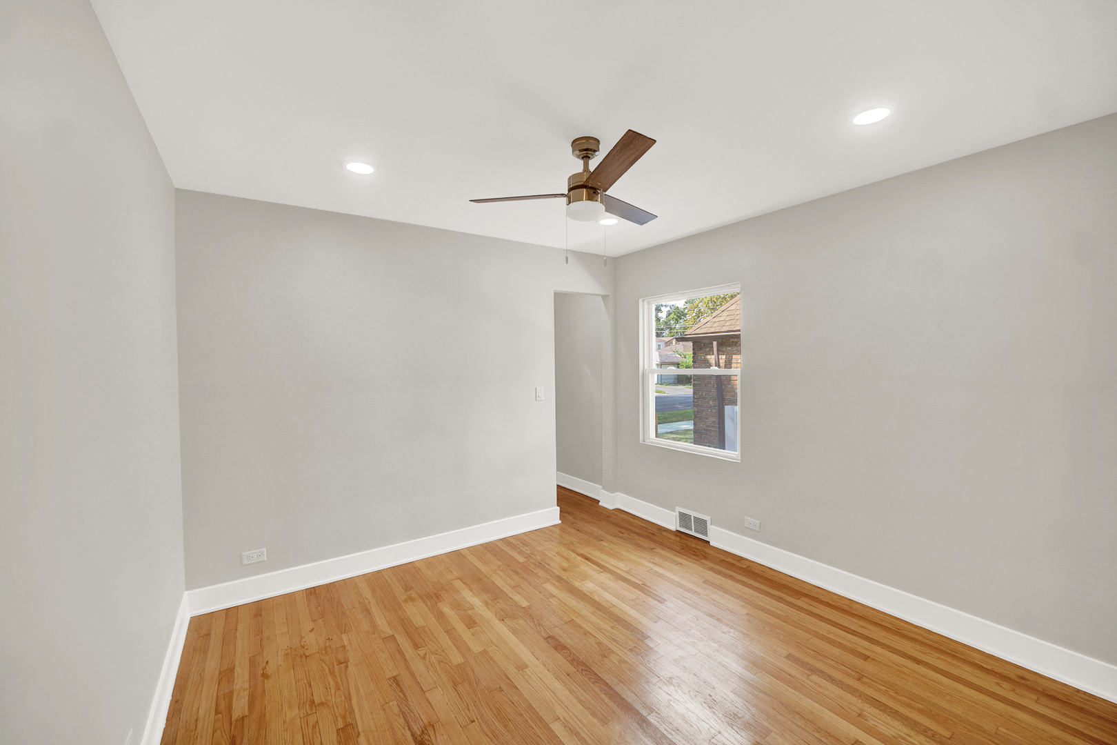 8425 S Homan Avenue Property Photo 5