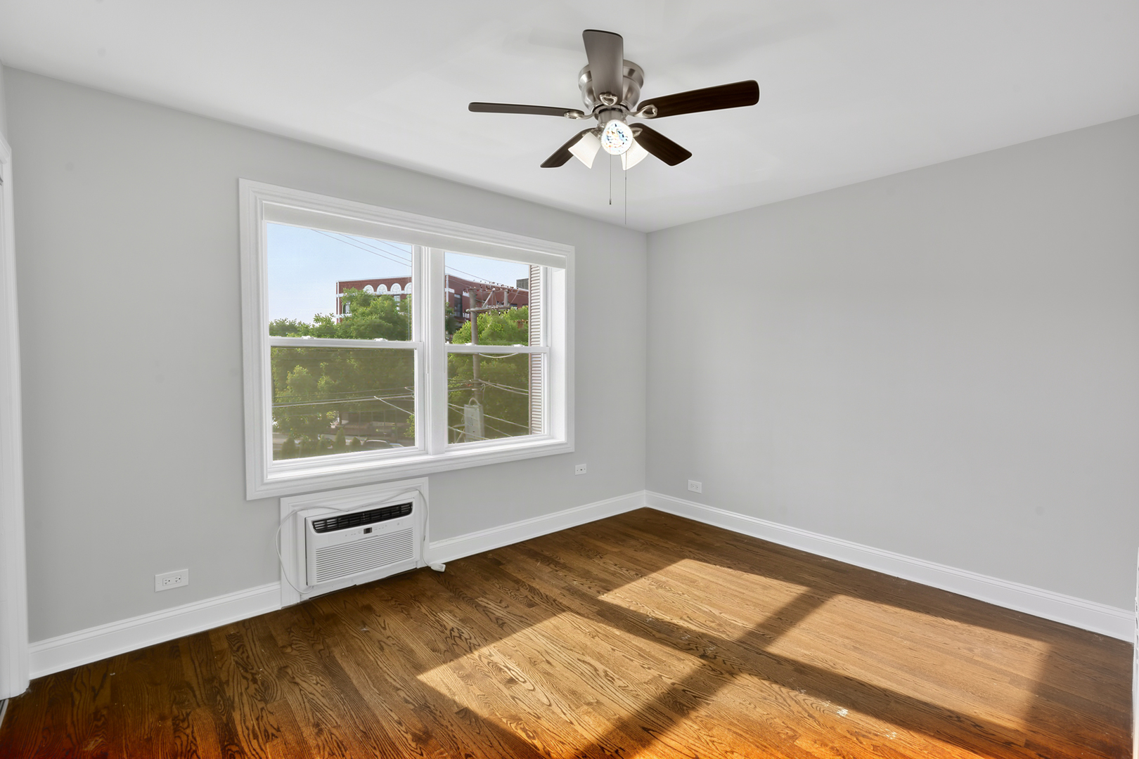 7634 N Eastlake Terrace 2n Property Photo 5