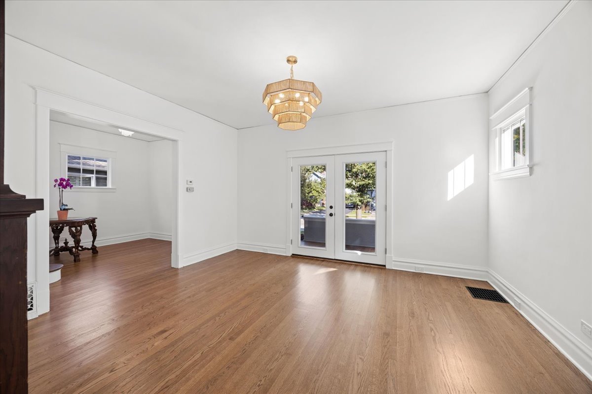 320 S Brainard Avenue Property Photo 5