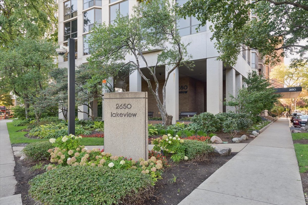 2650 N LAKEVIEW Avenue 303 Property Photo 1