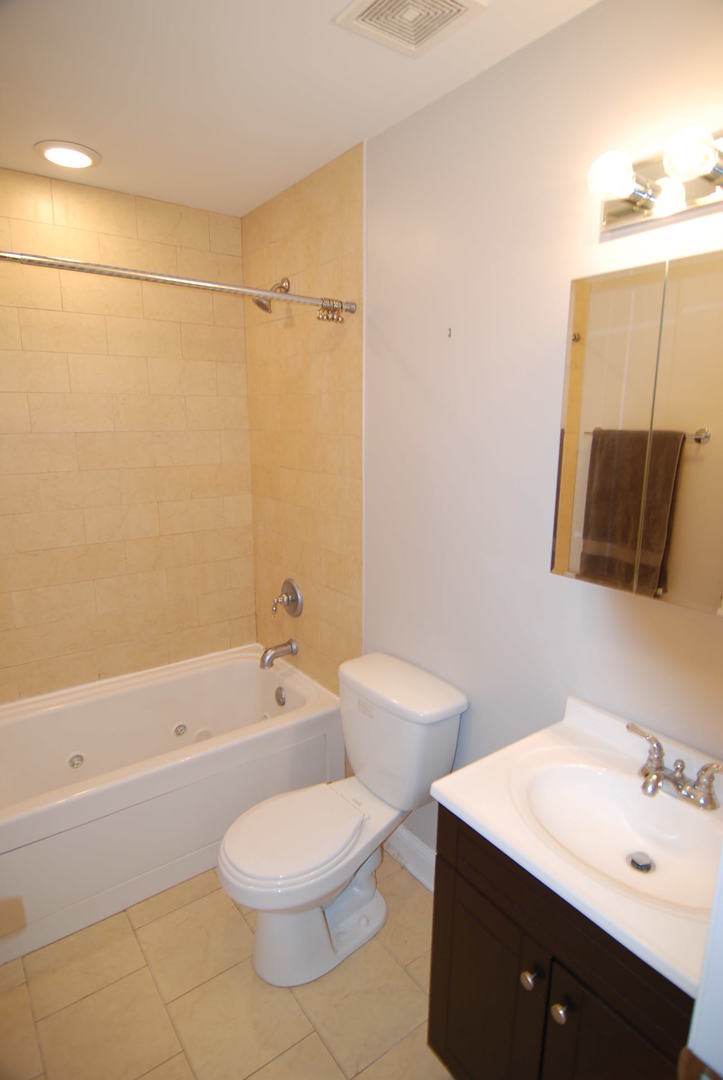 6832 N Ashland Boulevard 3 Property Photo 10