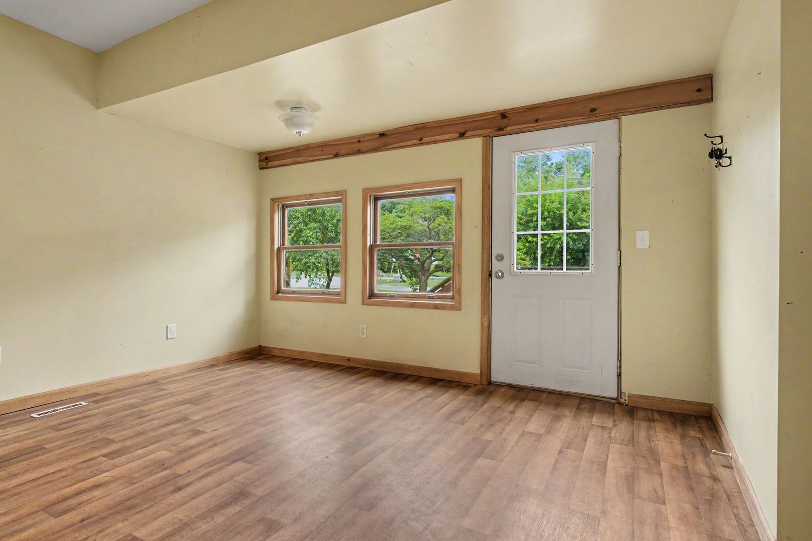 102 E North Street Property Photo 3