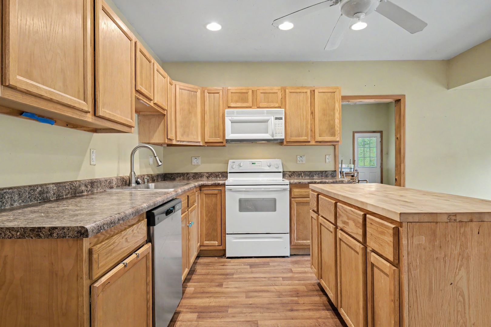 102 E North Street Property Photo 6