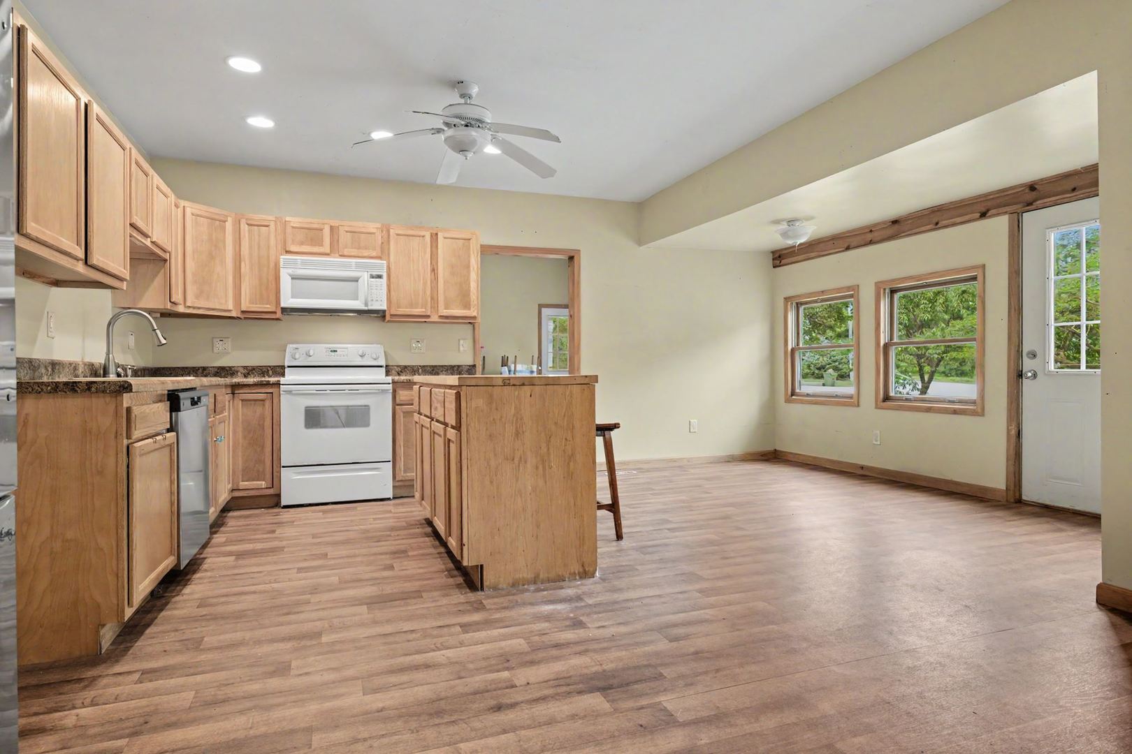102 E North Street Property Photo 7