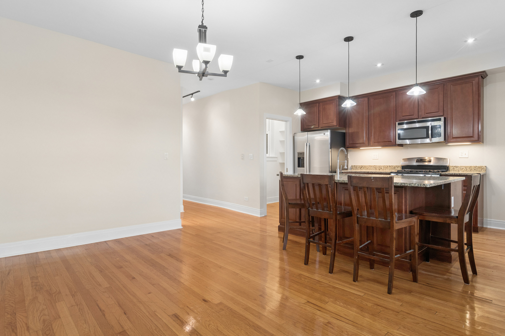 1057 W Berwyn Avenue 3 Property Photo 6