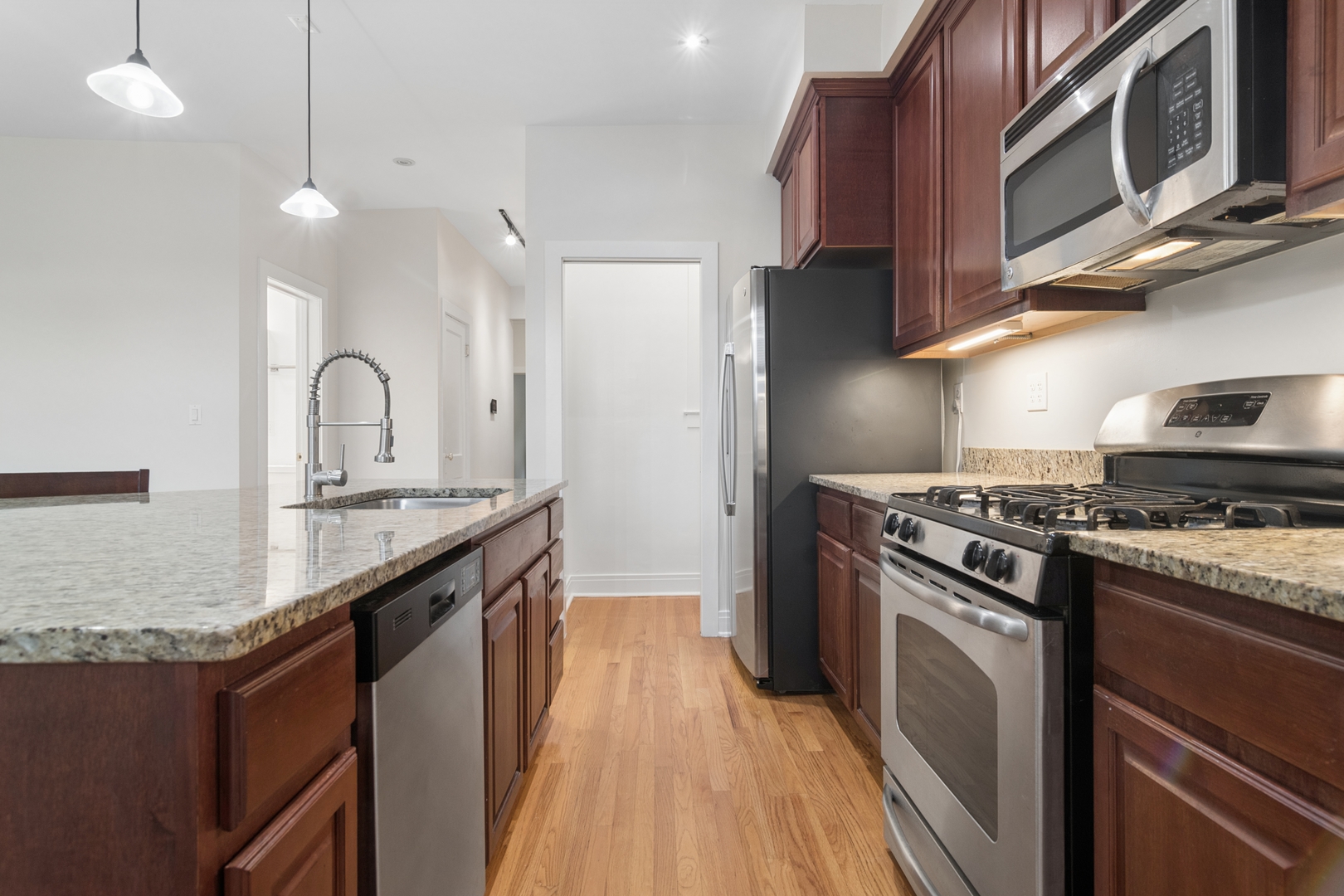 1057 W Berwyn Avenue 3 Property Photo 11