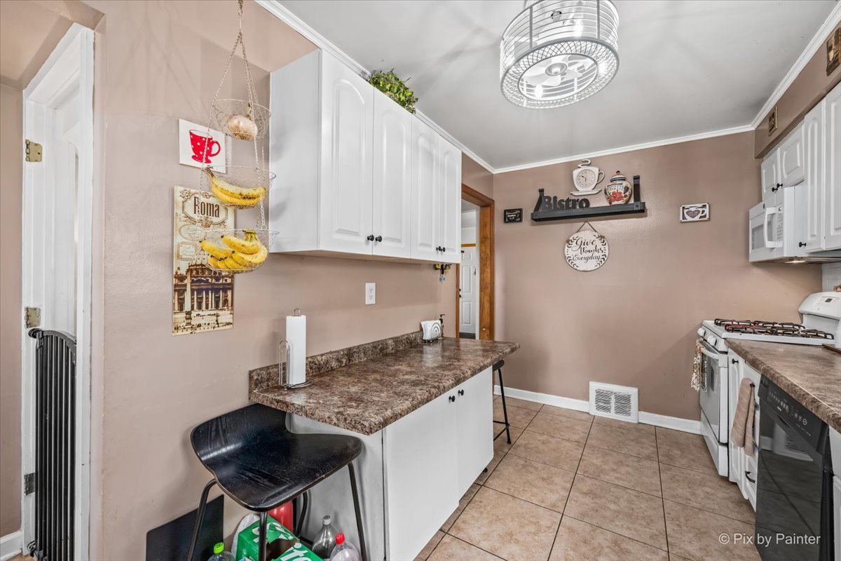 249 W Butterfield Road Property Photo 10