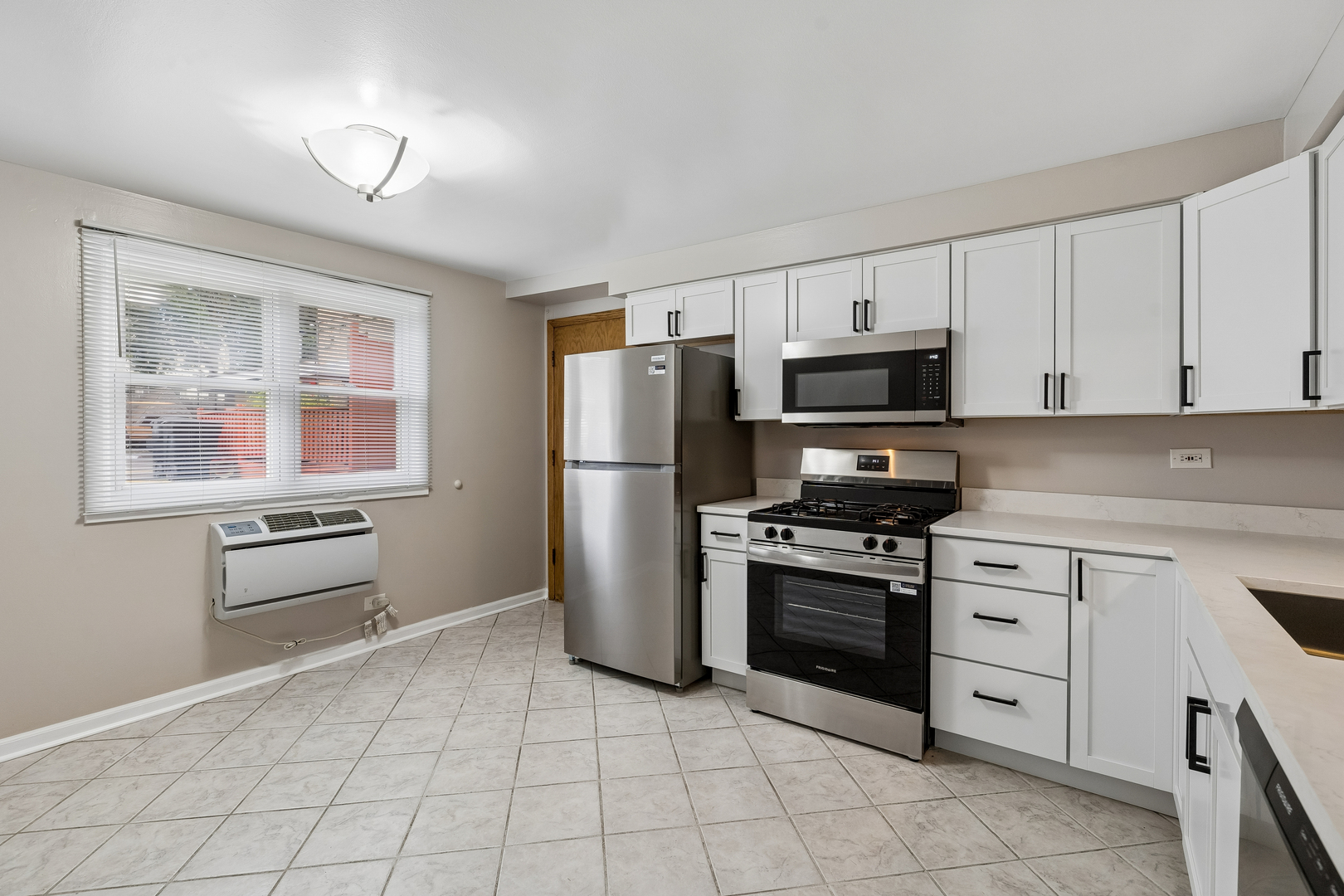 6022 N Avondale Avenue 1s Property Photo 4