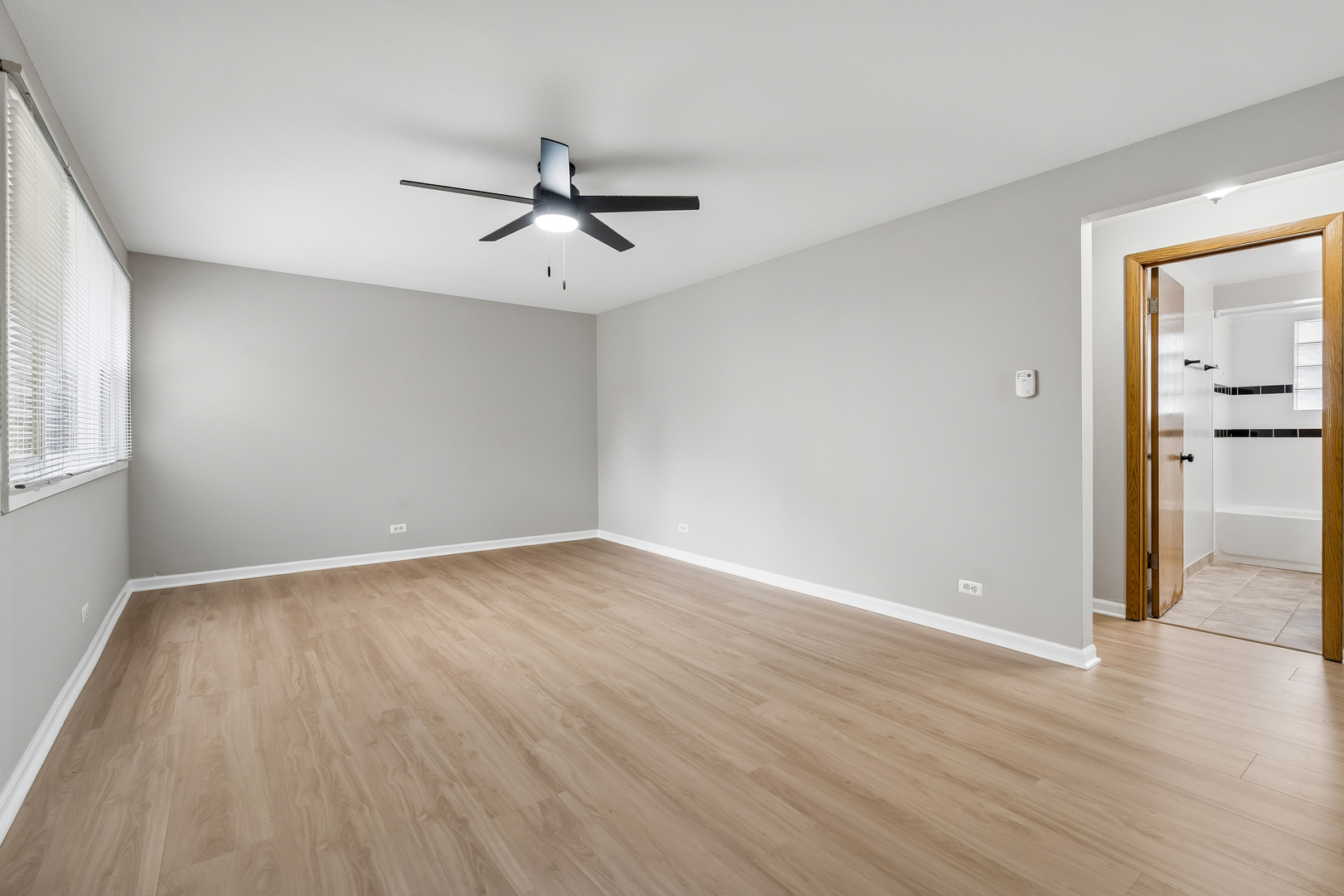 6022 N Avondale Avenue 1s Property Photo 6