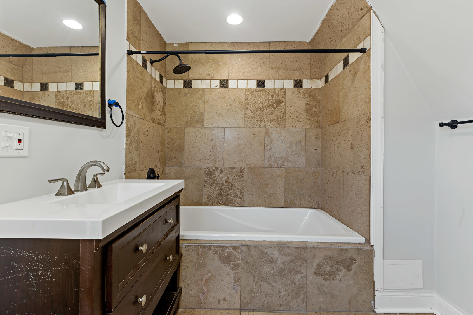 6640 S Champlain Avenue Property Photo 6