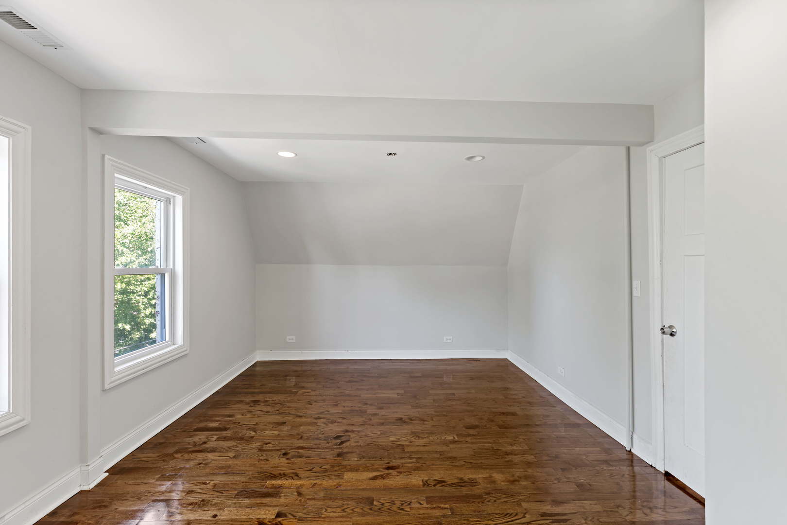 6640 S Champlain Avenue Property Photo 16