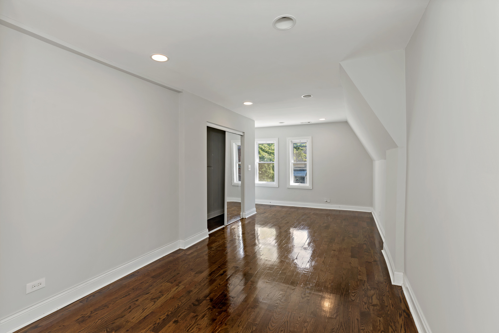 6640 S Champlain Avenue Property Photo 18