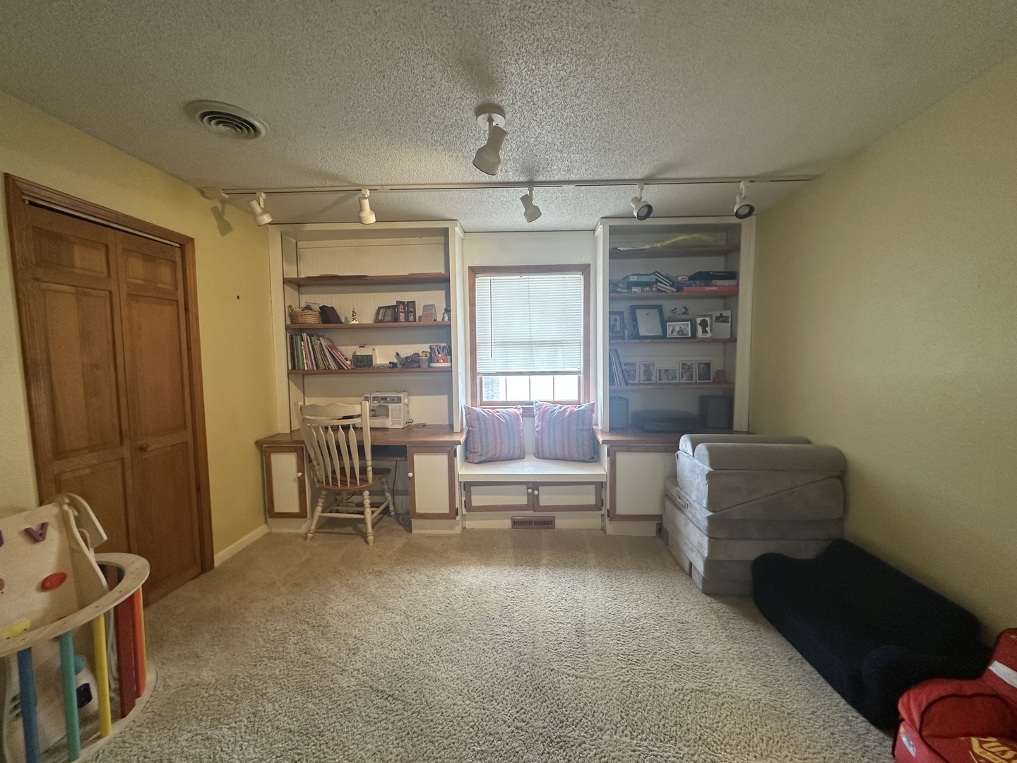 402 E Belleville Avenue Property Photo 27
