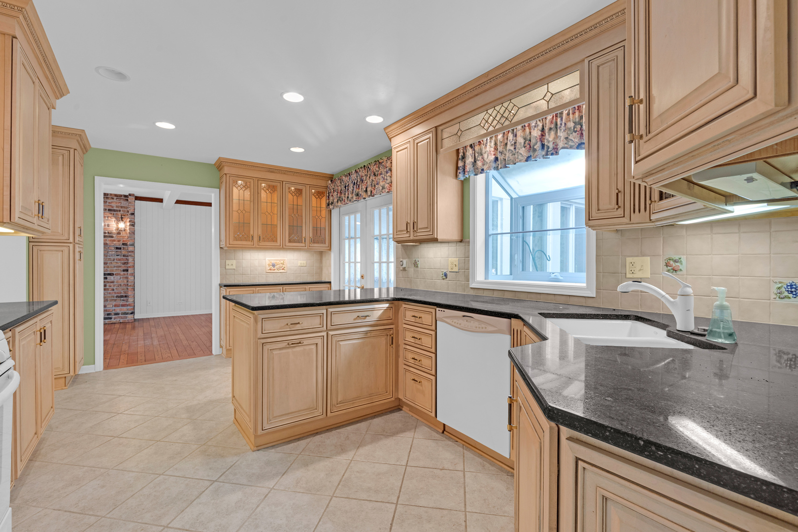1136 Chateaugay Avenue Property Photo 11