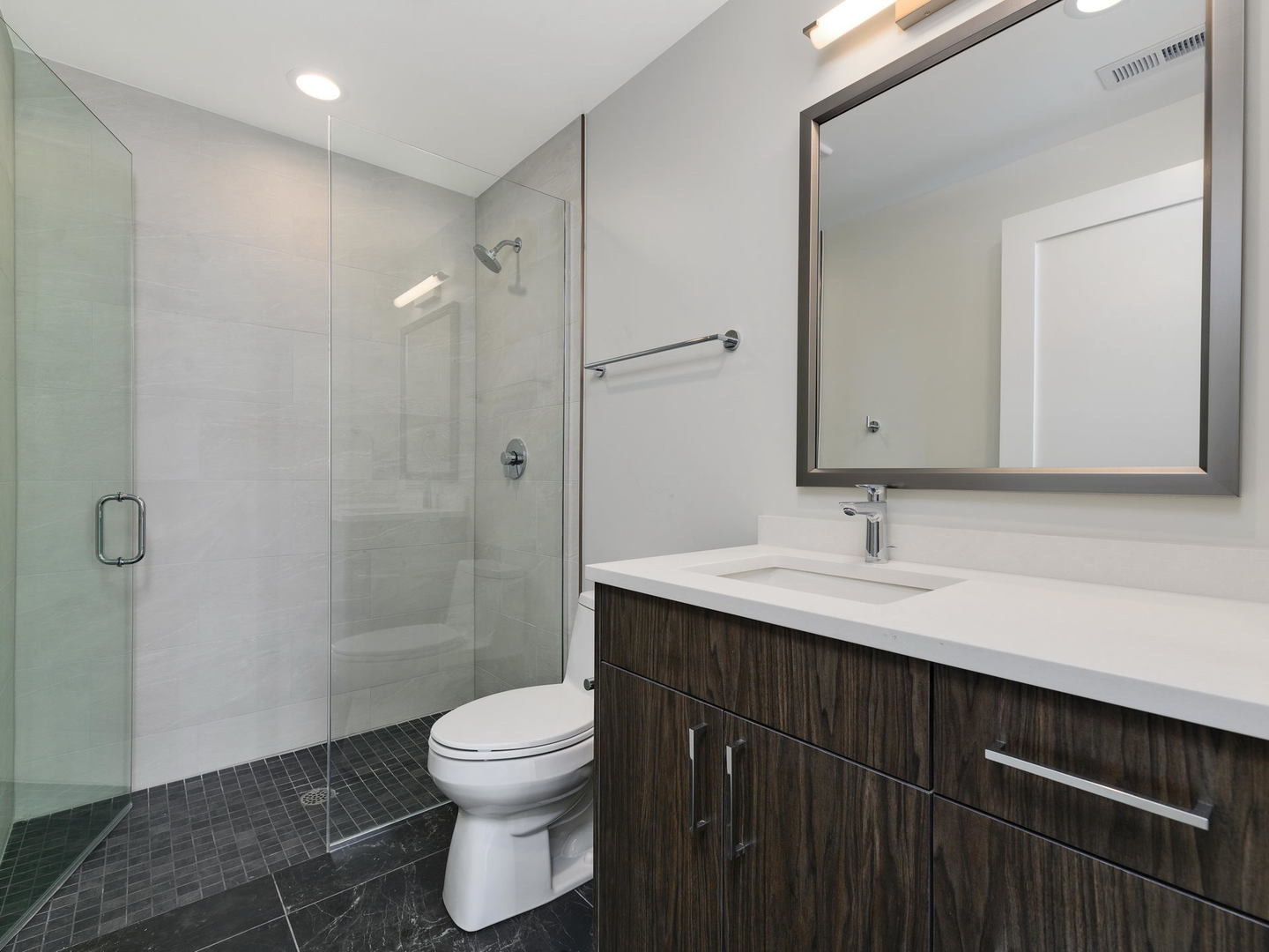 3208 N Southport Avenue Ph2 Property Photo 10