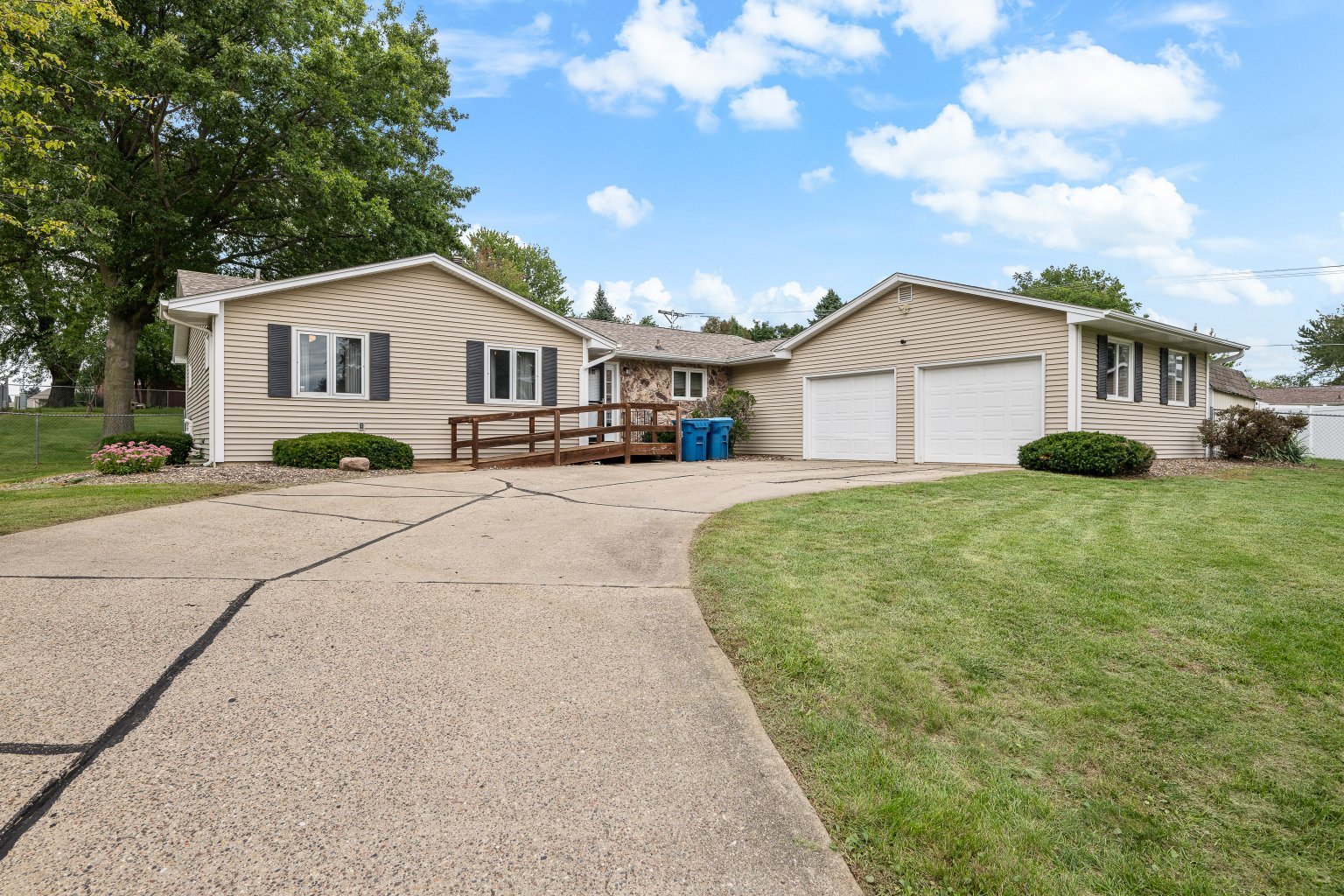 1414 Royal Oak Court Property Photo 1