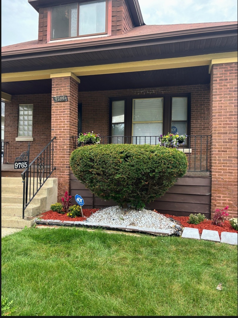9765 S Winston Avenue Property Photo 2