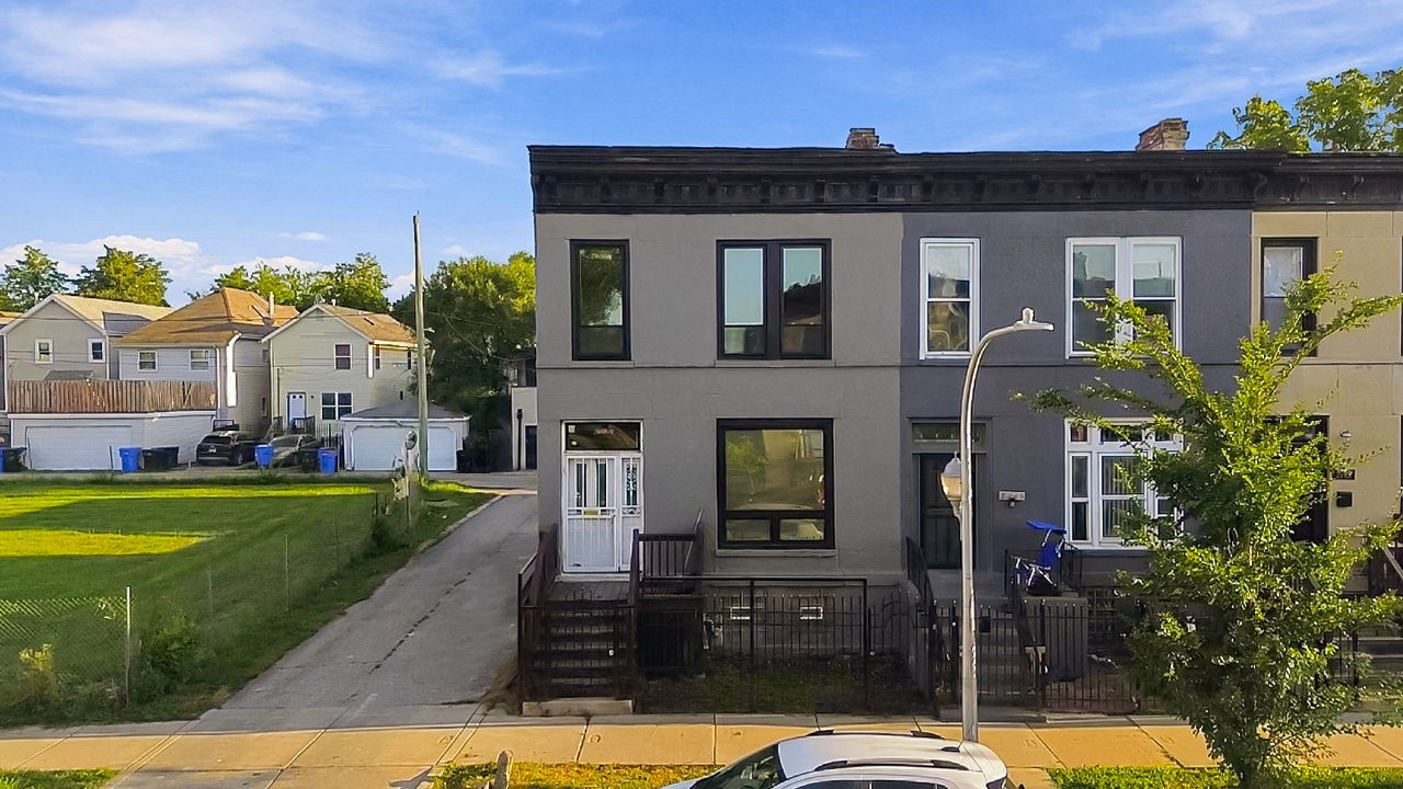2739 W Maypole Avenue Property Photo 1